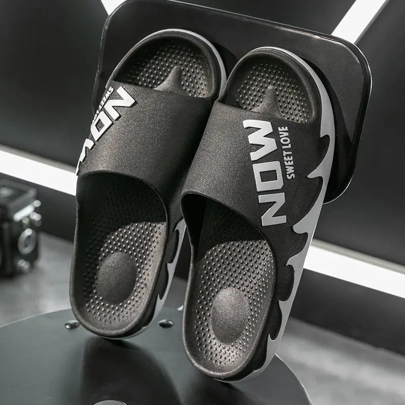 2023 Moški poletni copati proti zdrsnim debelem eva mehka copata zunanja plaža flip flops za moške gospodinjstvo udobni čevlji