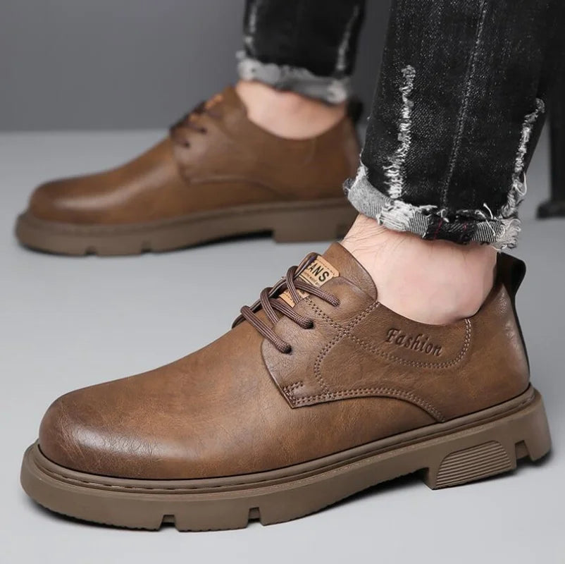 Lehmän nahka syksyn alustan kengät miehille Rento uusi suunnittelija Derby Shoes Male Low Top Work Nilkkasaappaat miehet