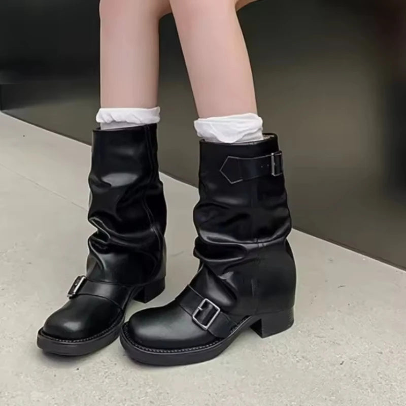 Luxusní dámské boty sklouznou na ženských botách středních kalichů Retro Biker Boots Fashion Block Heels Women Shoes Pu Leather Zapatos de Mujer
