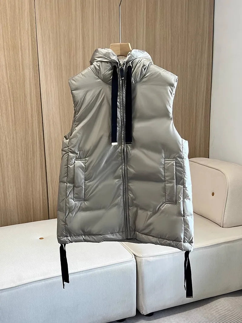 Schinteon Women 90% White Duck Down Vesta s kapucí příležitostná bunda bez rukávů Jednoduché barevné módy podzimní zimní top 2025