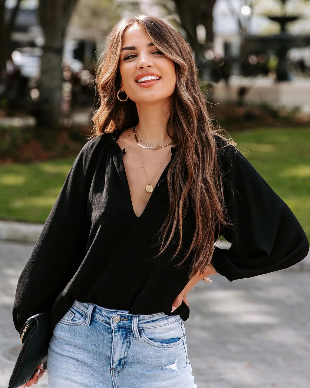 Casual V-neck long sleeved solid color shirt T-shirt for spring and autumn women fashionable and elegant commuting versatile top