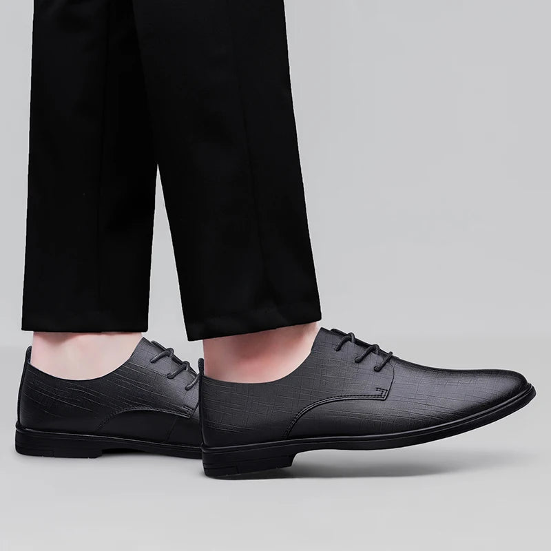 Marque de luxe Business confortable Chaussures oxford classiques en dentelle noire en dentelle en dentelle de vache creux Nouveau petit cuir chaussure en cuir