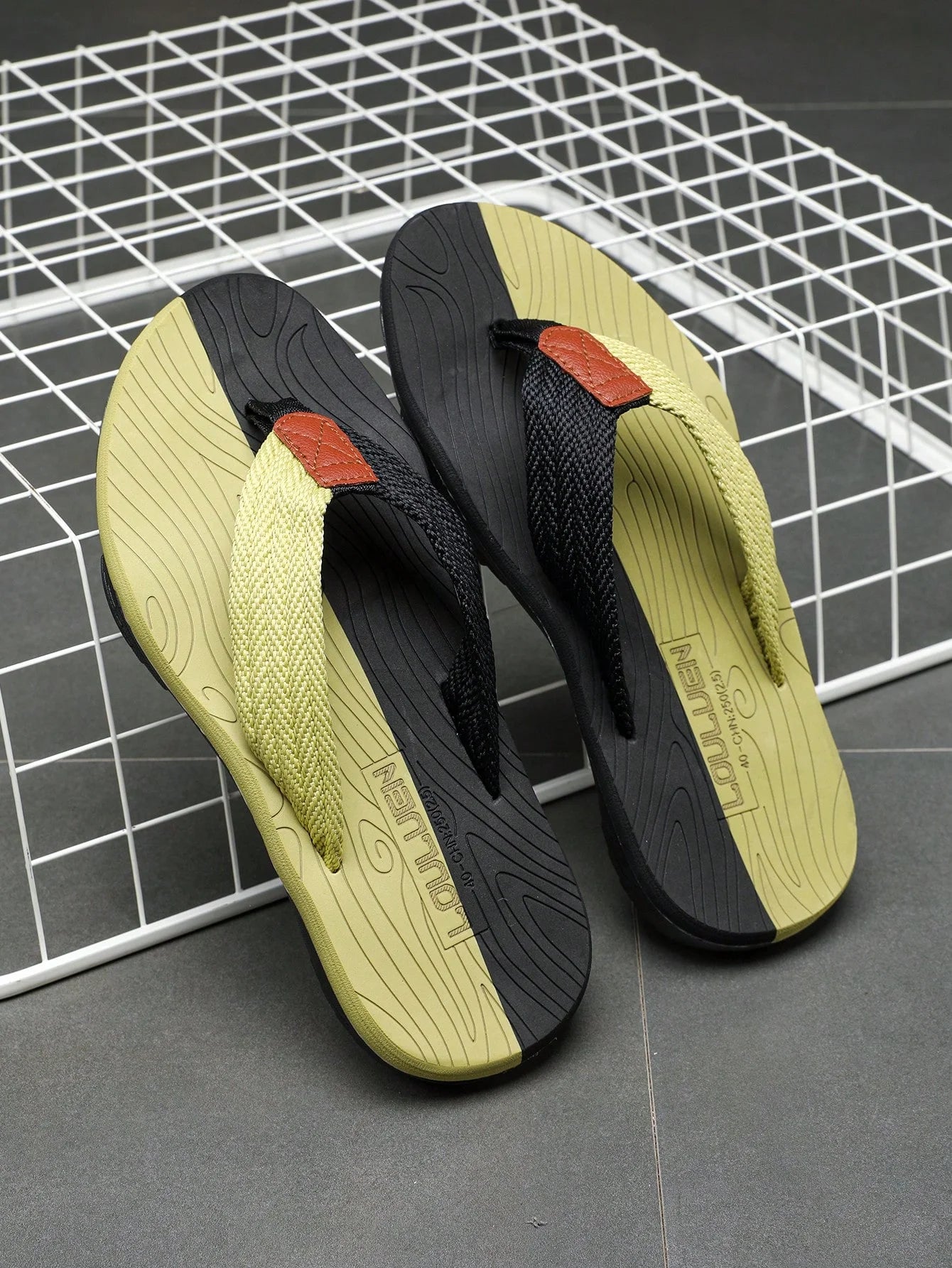 New men's sandals for indoor and outdoor comfort, versatile, non slip, casual wear, men's flip flops, men's beach shoes, sandals