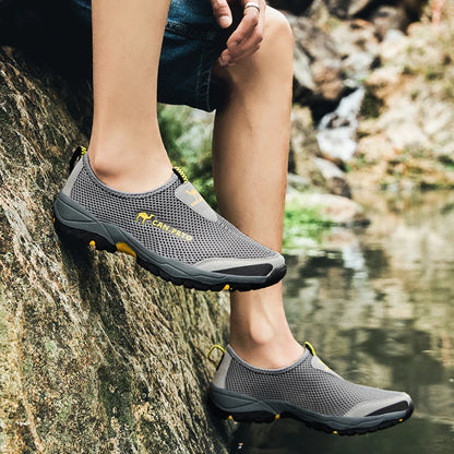 Muoti kesäkengät miehet rento kengät verkko ulkona hengittävä liukuvat asunnot miehet lenkkarit mukavat veden leipomot zapatillas