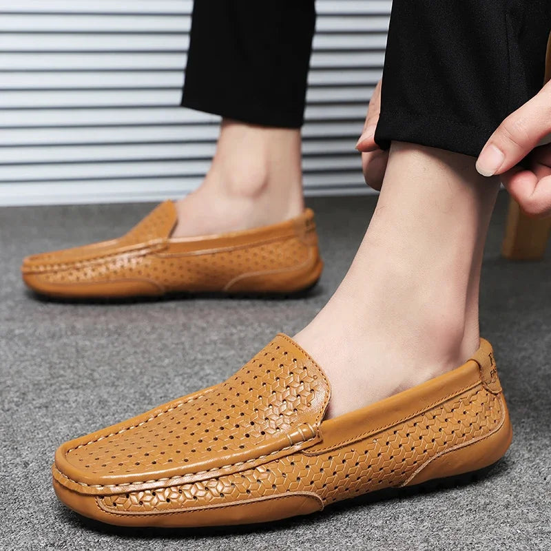 2023 Men d'été Chaussures décontractées marque de luxe de mocassins pour hommes en cuir authentiques mocassins creux en blindage respirant sur les chaussures de conduite