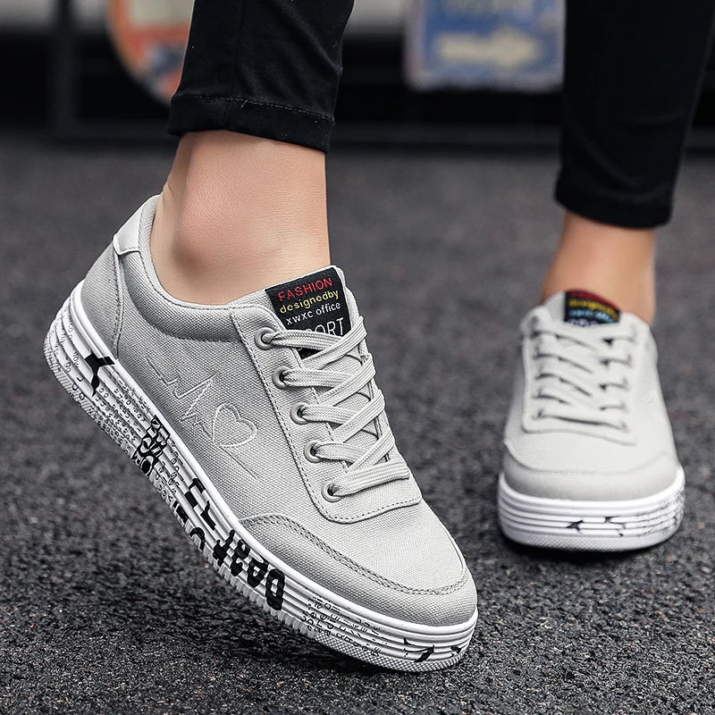 2023 mode kvinnor vulkaniserade skor sneakers damer snörning casual skor andas duk röd vit älskare skor graffiti platt