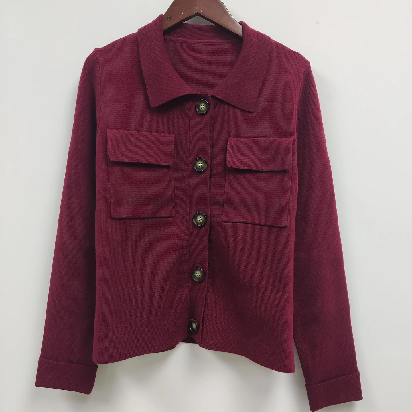 Femmes en tricot en tricot Couleur solide Coll-Down Collar tricot tricot simple Pull à poitrine avec des poches doubles femelles