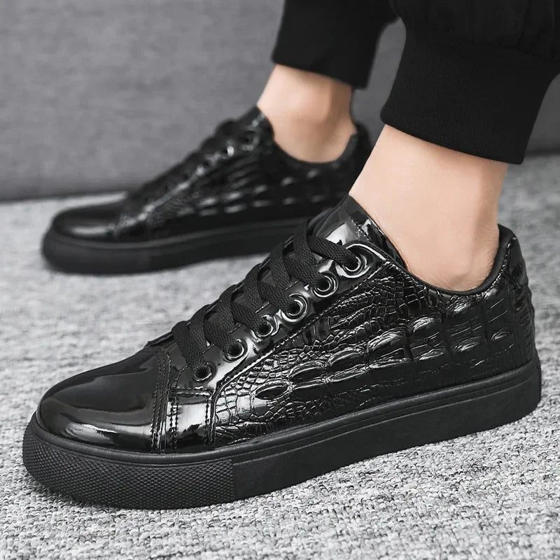 Krokodiltryck man casual skor mäns sneakers patent läder vulkaniserade skor lyxiga koreanska stil skor för män erkek ayakkabı