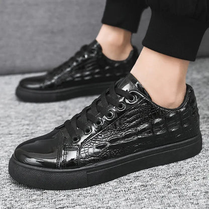Krokodiltryck man casual skor mäns sneakers patent läder vulkaniserade skor lyxiga koreanska stil skor för män erkek ayakkabı