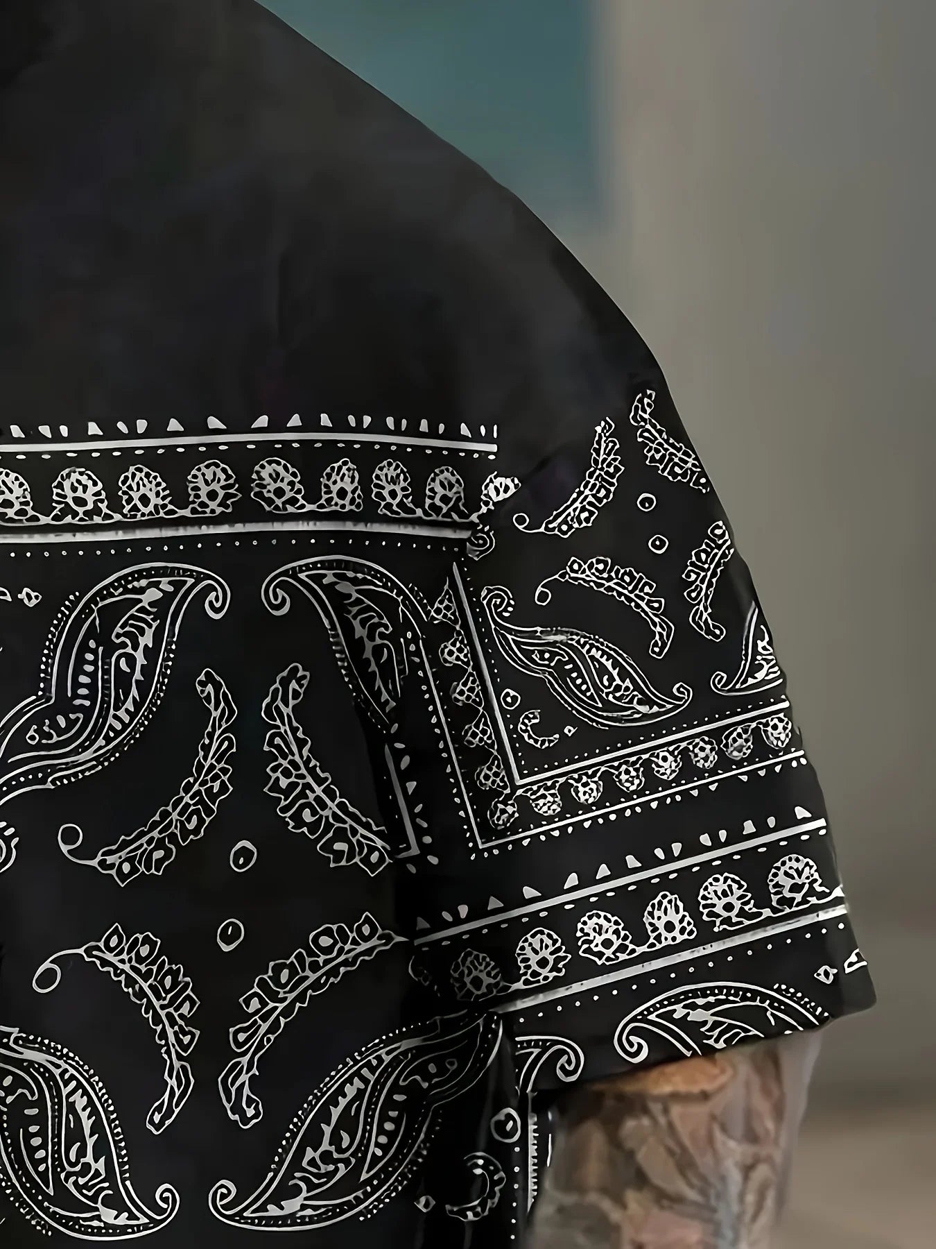 Le costume pour adulte masculin 2025 de 2025 est en fibre de polyester à imprimé géométrique 3D qui est confortable douce, léger