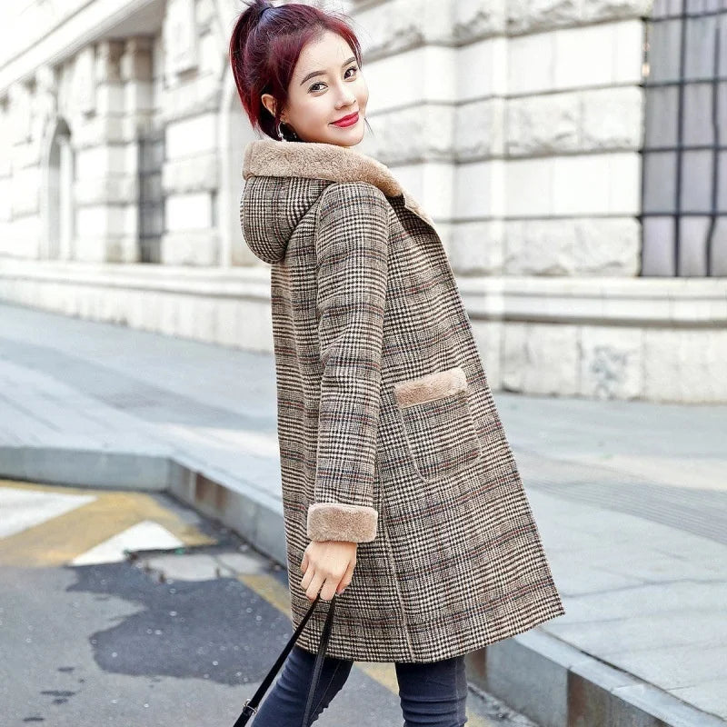 Autumn Winter Wool Płaszcz Kobiety Plaid Sheep Sheep Stórzany futrzany płaszcze w połowie długie płaszcze plus aksamitne grube z kapturem ciepłe wełniane damskie płaszcz