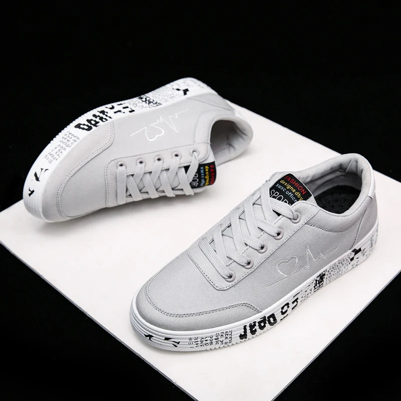 2023 mode kvinnor vulkaniserade skor sneakers damer snörning casual skor andas duk röd vit älskare skor graffiti platt
