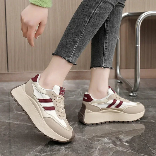 Primavera gruesa de fondo zapatos para mujeres 2025 summer casual de cuero de cuero damas zapatillas de zapatillas vulcanizadas casuales