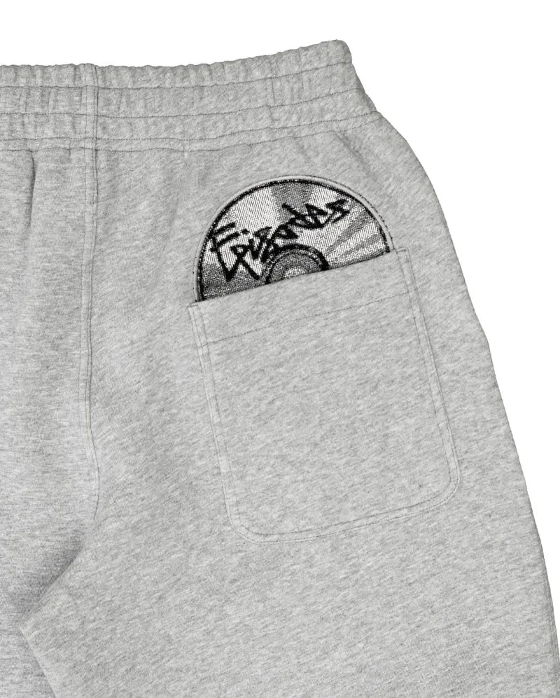 High Street Hip-hop-miehet sopivat muodikkaisiin ja suosittuihin brodeerattuihin muotoiluihin.