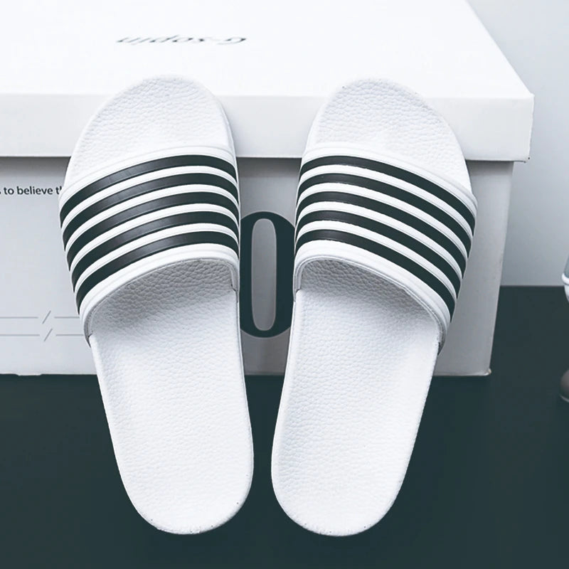 2025 Mens Slippers Mulheres deslizam casais de verão Sapato de praia Pontas macias Mulas de deslizamento Men Slippers Colo Casual Tamanho Big Size 37-48