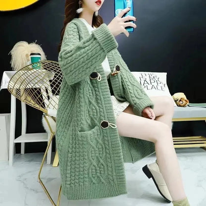 Sweater des femmes cardigan en tricot 2025 Version moyenne de longueur d'automne d'hiver chéâter le manteau Tempérament polyvalent des dames polyvalentes