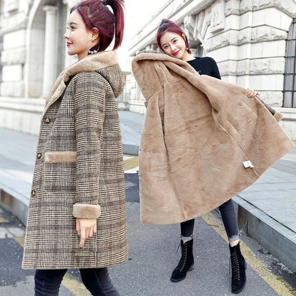 Autumn Winter Wool Płaszcz Kobiety Plaid Sheep Sheep Stórzany futrzany płaszcze w połowie długie płaszcze plus aksamitne grube z kapturem ciepłe wełniane damskie płaszcz