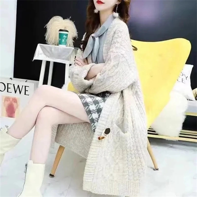 Sweater des femmes cardigan en tricot 2025 Version moyenne de longueur d'automne d'hiver chéâter le manteau Tempérament polyvalent des dames polyvalentes