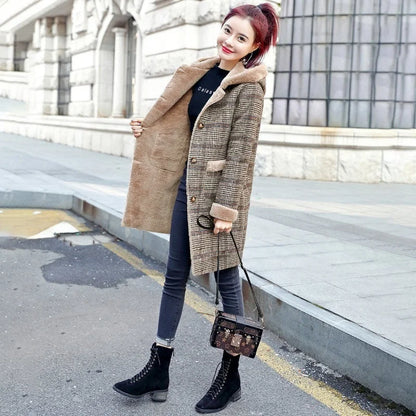 Autumn Winter Wool Płaszcz Kobiety Plaid Sheep Sheep Stórzany futrzany płaszcze w połowie długie płaszcze plus aksamitne grube z kapturem ciepłe wełniane damskie płaszcz