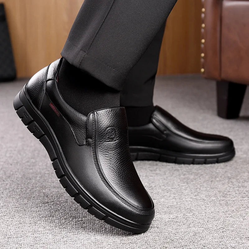 Oryginalne skórzane ręcznie robione buty 2023 Buty swobodne dla mężczyzn płaska platforma spacerowana butami na zewnątrz mokasyny oddychające trampki oddychające