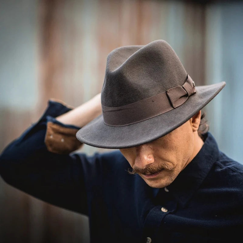 2022 Nya mode män fedoras hatt kvinnors jazzhatt med fluga elegant vår svart ullblandning mössa utomhus fellans hatt