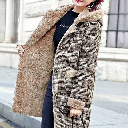 Autumn Winter Wool Płaszcz Kobiety Plaid Sheep Sheep Stórzany futrzany płaszcze w połowie długie płaszcze plus aksamitne grube z kapturem ciepłe wełniane damskie płaszcz