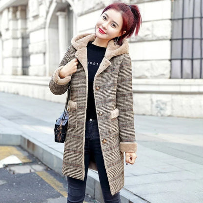 Autumn Winter Wool Płaszcz Kobiety Plaid Sheep Sheep Stórzany futrzany płaszcze w połowie długie płaszcze plus aksamitne grube z kapturem ciepłe wełniane damskie płaszcz