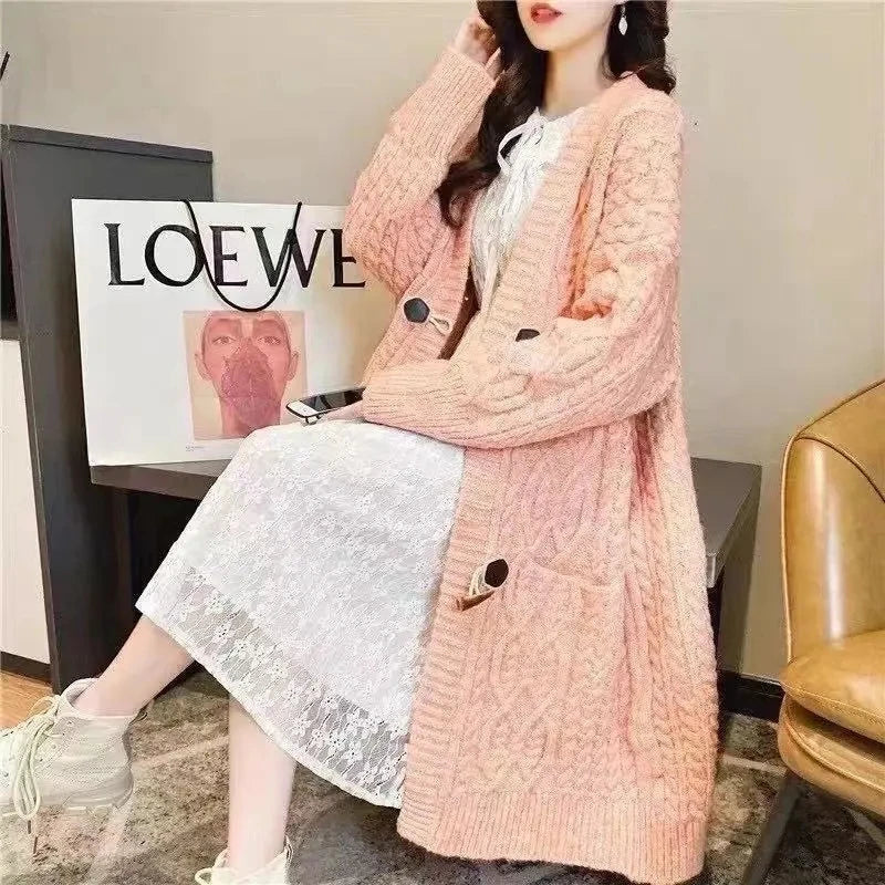 Sweater des femmes cardigan en tricot 2025 Version moyenne de longueur d'automne d'hiver chéâter le manteau Tempérament polyvalent des dames polyvalentes