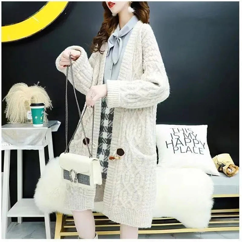 Sweater des femmes cardigan en tricot 2025 Version moyenne de longueur d'automne d'hiver chéâter le manteau Tempérament polyvalent des dames polyvalentes