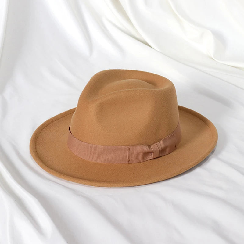 2022 Nya mode män fedoras hatt kvinnors jazzhatt med fluga elegant vår svart ullblandning mössa utomhus fellans hatt