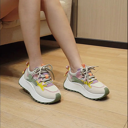 Zapatillas de zapatillas 2025 Summer Running Sports Altura de fondo espeso Aumento de zapatos casuales transpirables Mujer Zapatos de Mujer