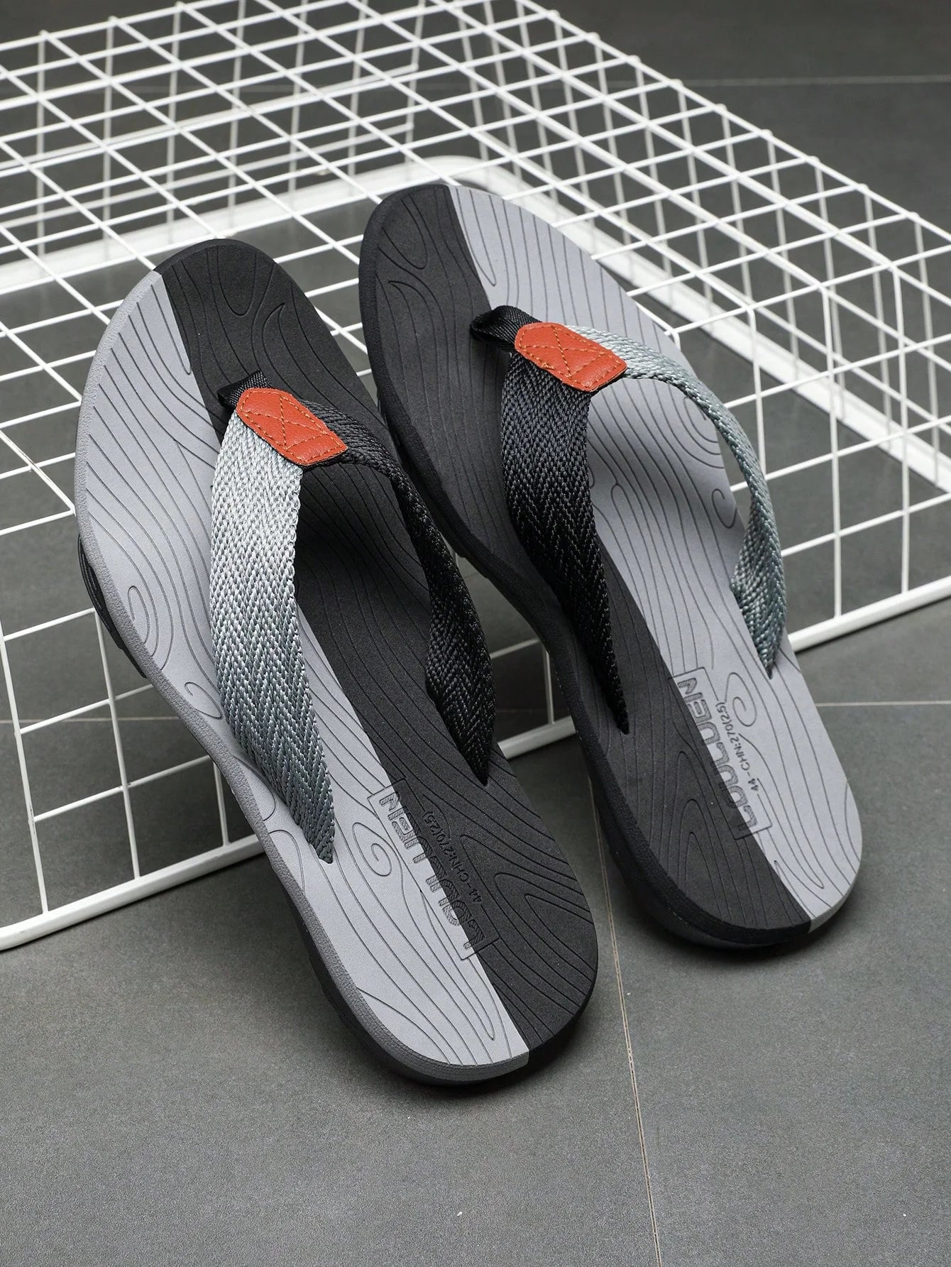 New men's sandals for indoor and outdoor comfort, versatile, non slip, casual wear, men's flip flops, men's beach shoes, sandals