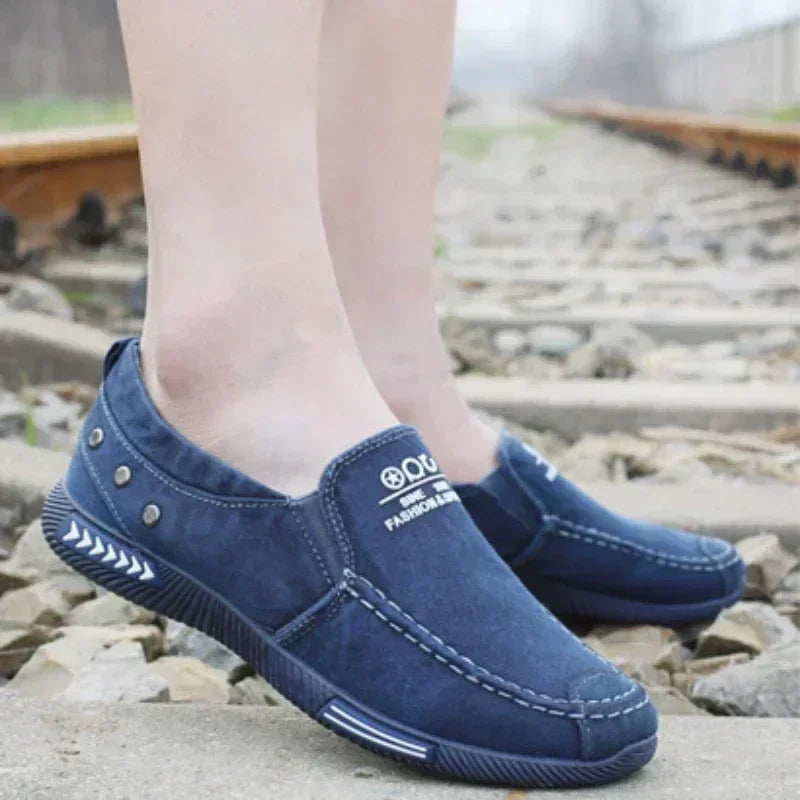 Denim Pánské plátno boty Sklouzněte na tenisky Muž na léto 2025 Nové venkovní řízení mokasinu trendy vintage mochéra boty pro muže