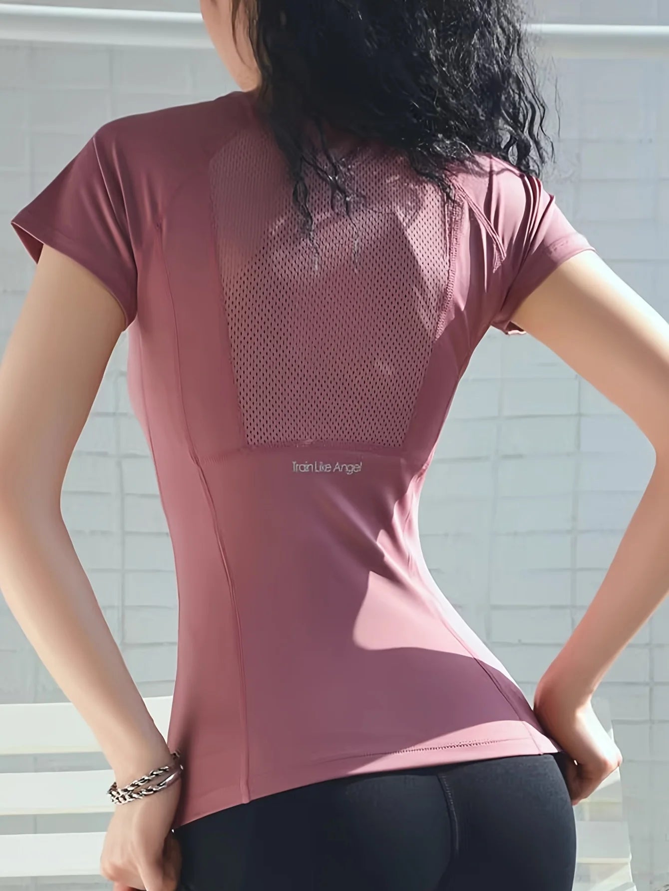 Sport t-shirt kvinnor sommar andas in sexig skönhet rygg fitness bär snabb torr löpande träning kort ärm yoga topp