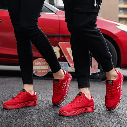 2023 mode kvinnor vulkaniserade skor sneakers damer snörning casual skor andas duk röd vit älskare skor graffiti platt