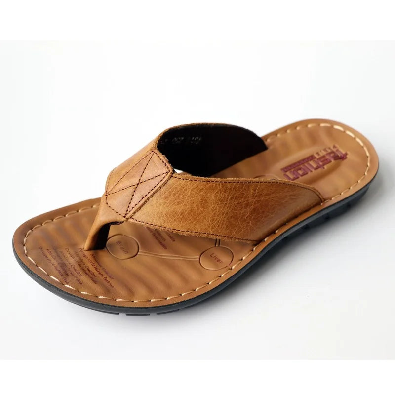 2023 Chaussures en cuir tongs masculins Chaussures Chaussures extérieures Place décontractée Plabeurs plates tendance plate à glisser